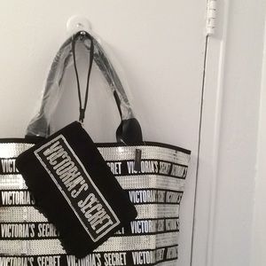 NWT Victoria Secret Tote and Pouch👜👛